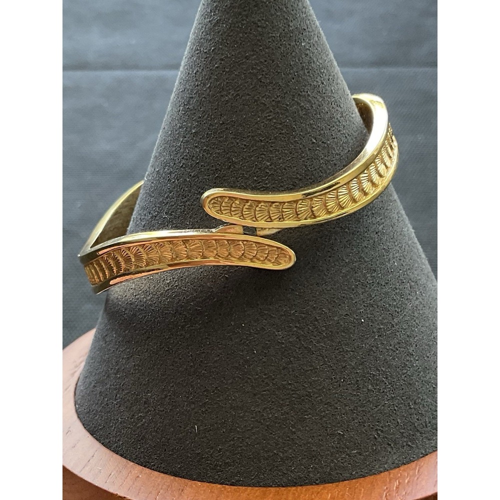 vintage Monet gold tone hinged clamper bracelet Scalloped Seashell Texture